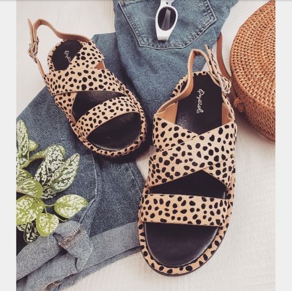 🚨//Summer Essentials// Leopard Sandal - Picture 6 of 8